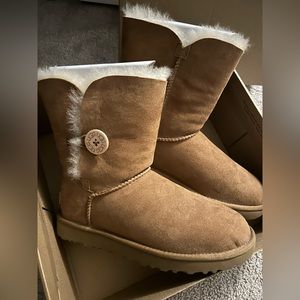 Ugg Bailey Button Boot Size 7